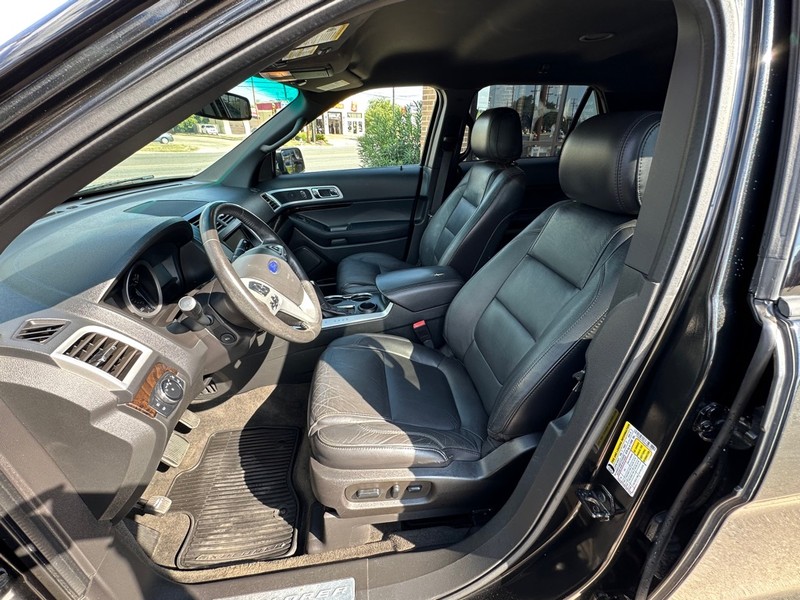 Ford Explorer Vehicle Full-screen Gallery Image 08