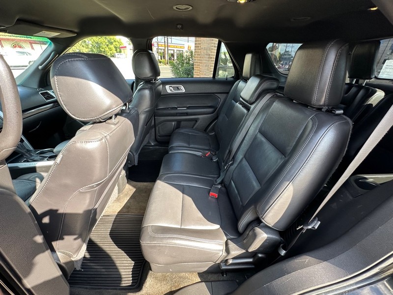 Ford Explorer Vehicle Full-screen Gallery Image 09