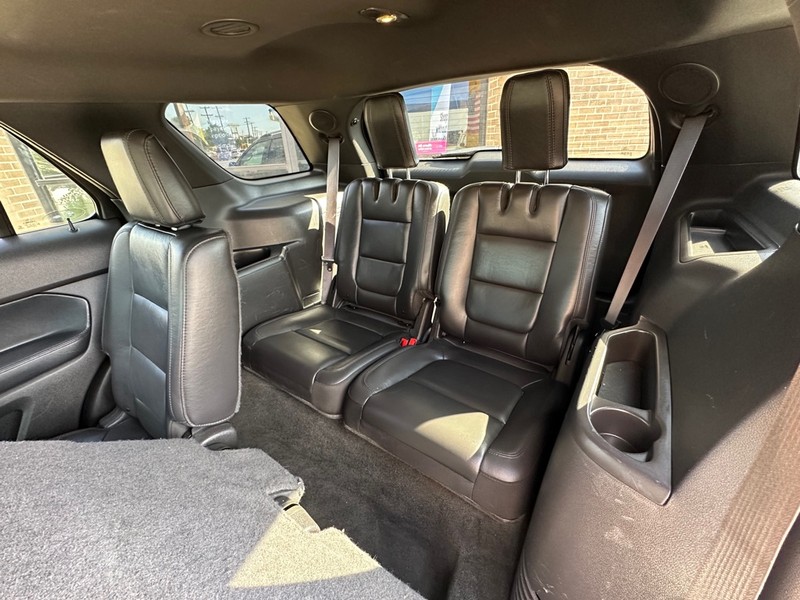 Ford Explorer Vehicle Full-screen Gallery Image 10