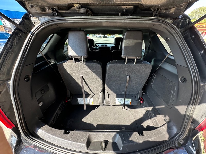 Ford Explorer Vehicle Full-screen Gallery Image 12