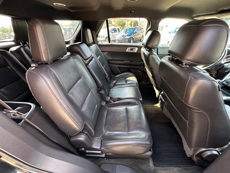 Ford Explorer Vehicle Full-screen Gallery Image 13