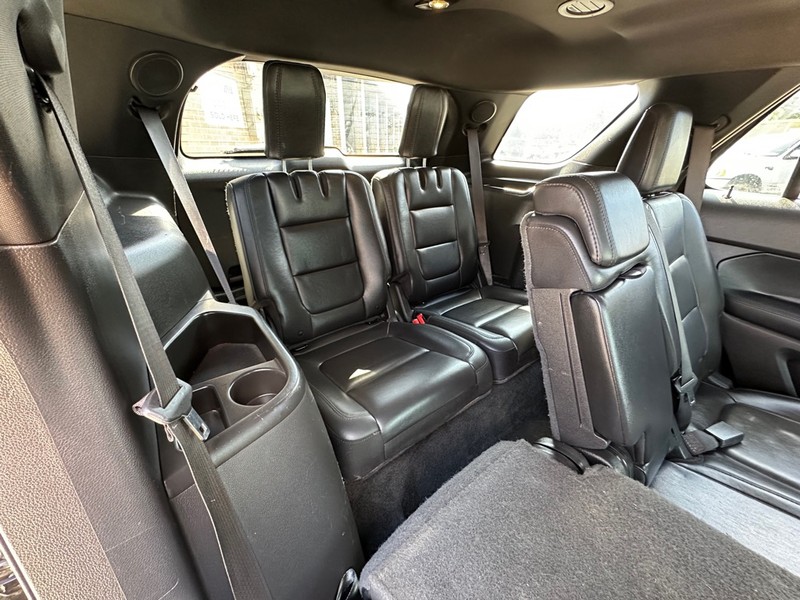 Ford Explorer Vehicle Full-screen Gallery Image 14