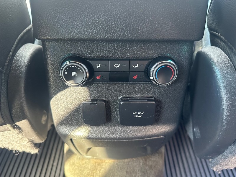 Ford Explorer Vehicle Full-screen Gallery Image 15