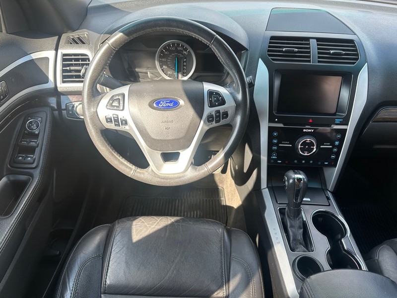 Ford Explorer Vehicle Full-screen Gallery Image 16