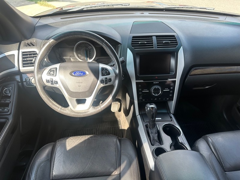 Ford Explorer Vehicle Full-screen Gallery Image 18