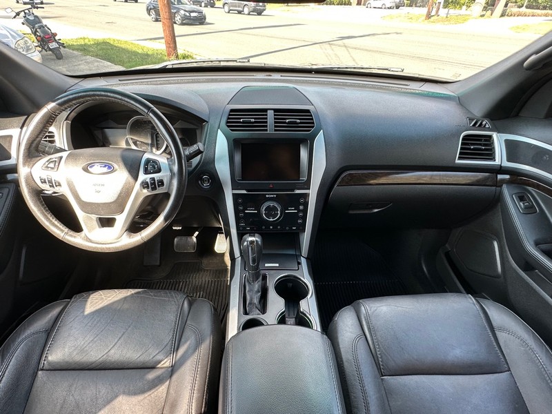 Ford Explorer Vehicle Full-screen Gallery Image 19