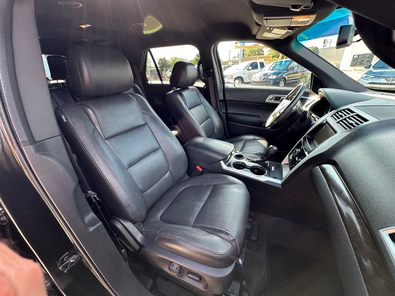 Ford Explorer Vehicle Full-screen Gallery Image 20