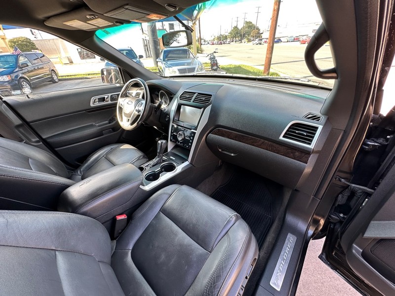 Ford Explorer Vehicle Full-screen Gallery Image 21