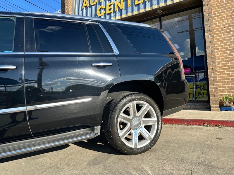 Cadillac Escalade Vehicle Full-screen Gallery Image 04