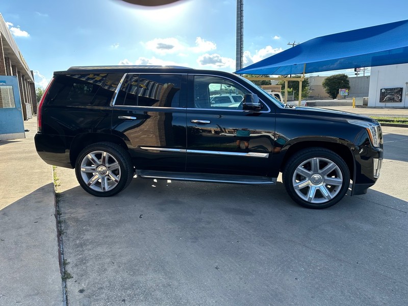 Cadillac Escalade Vehicle Full-screen Gallery Image 05