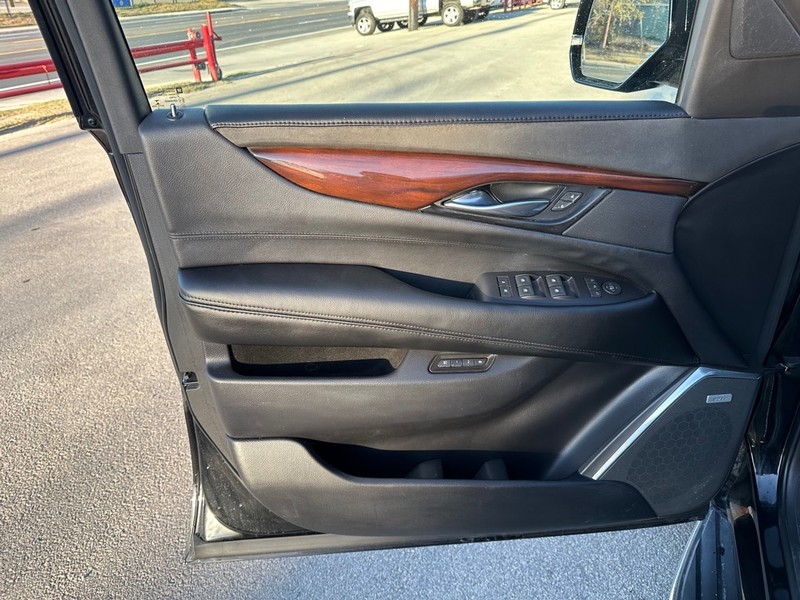 Cadillac Escalade Vehicle Full-screen Gallery Image 06