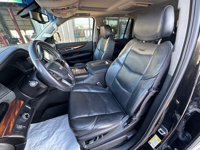 Cadillac Escalade Vehicle Full-screen Gallery Image 07