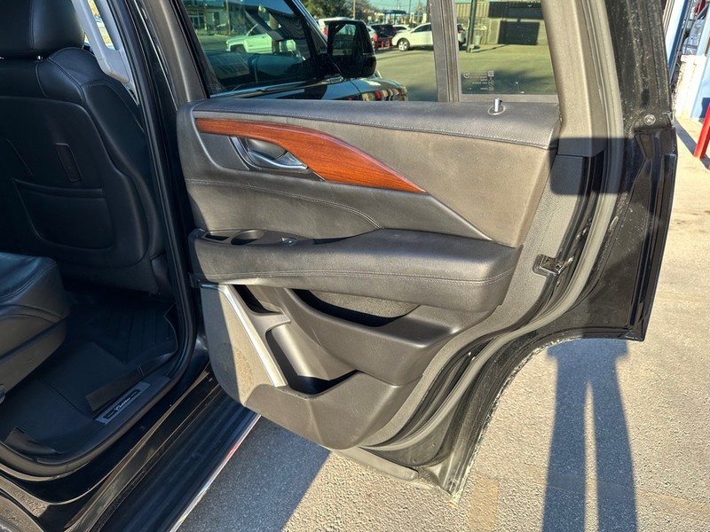 Cadillac Escalade Vehicle Full-screen Gallery Image 09
