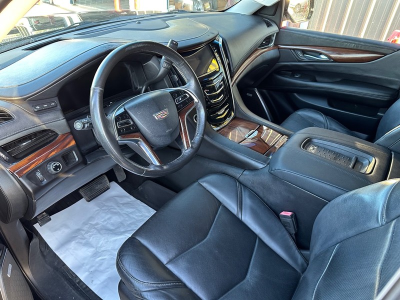 Cadillac Escalade Vehicle Full-screen Gallery Image 11