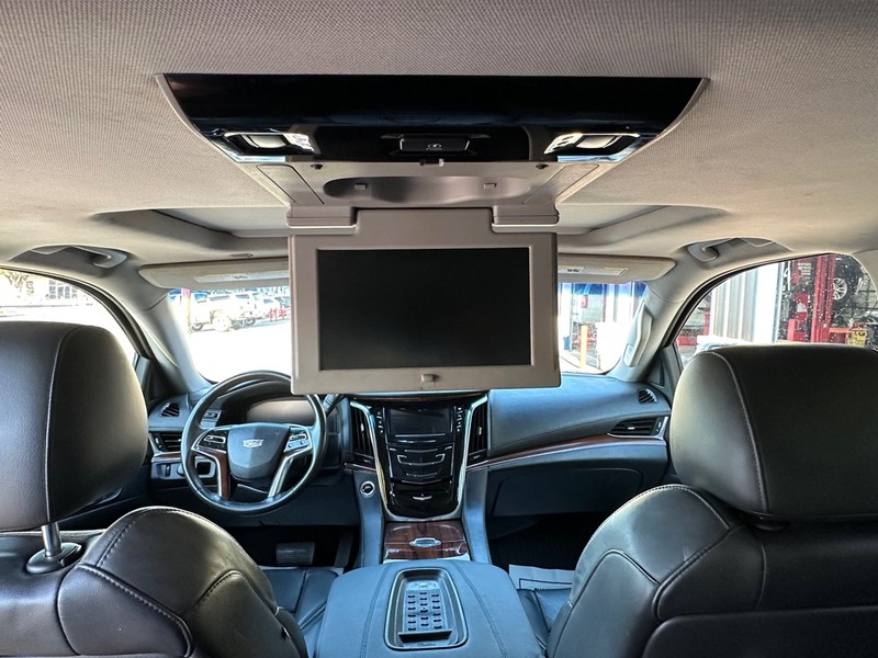 Cadillac Escalade Vehicle Full-screen Gallery Image 14
