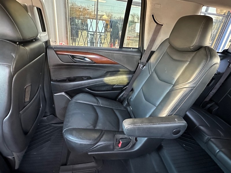 Cadillac Escalade Vehicle Full-screen Gallery Image 16