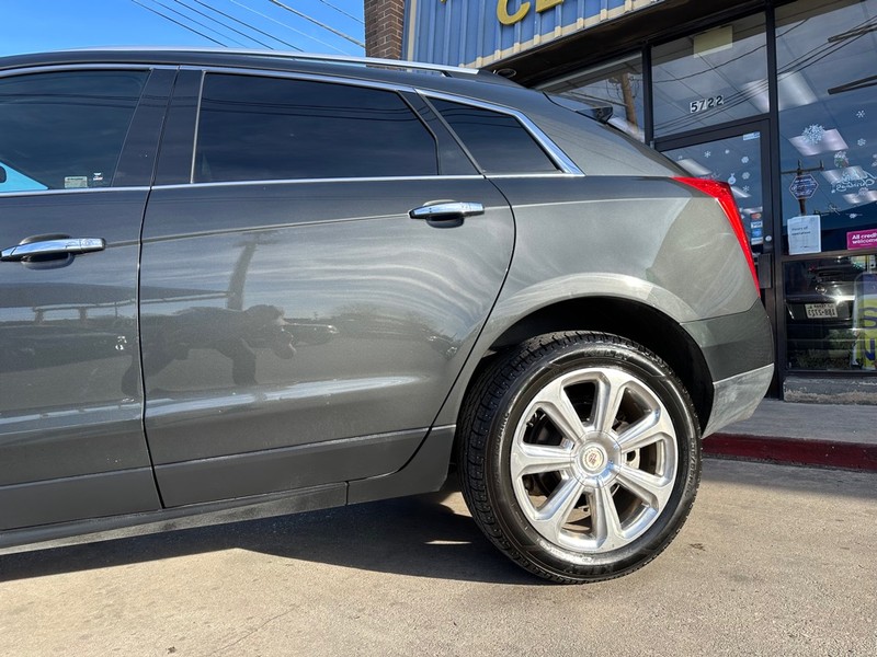 Cadillac SRX Vehicle Full-screen Gallery Image 04