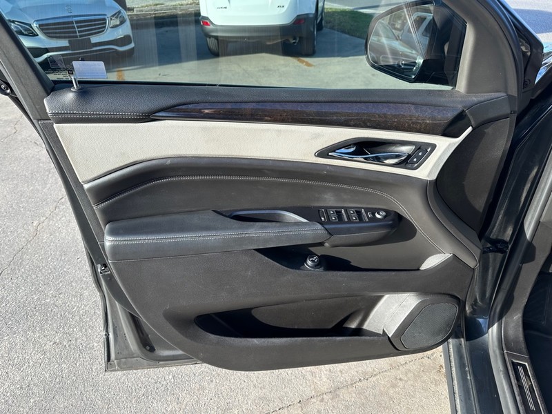 Cadillac SRX Vehicle Full-screen Gallery Image 10