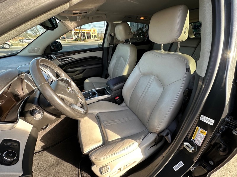 Cadillac SRX Vehicle Full-screen Gallery Image 11