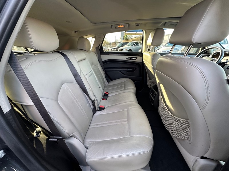 Cadillac SRX Vehicle Full-screen Gallery Image 15