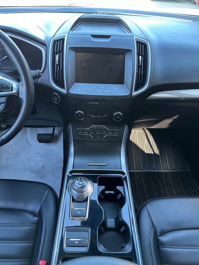 Ford Edge Vehicle Full-screen Gallery Image 17