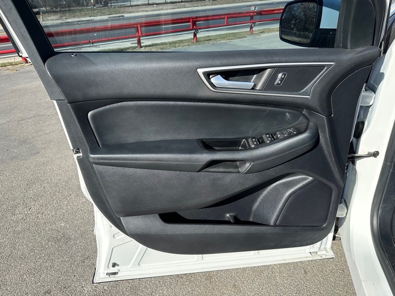 Ford Edge Vehicle Full-screen Gallery Image 07