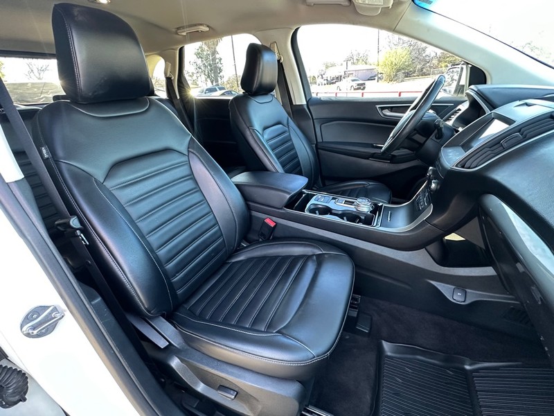 Ford Edge Vehicle Full-screen Gallery Image 12