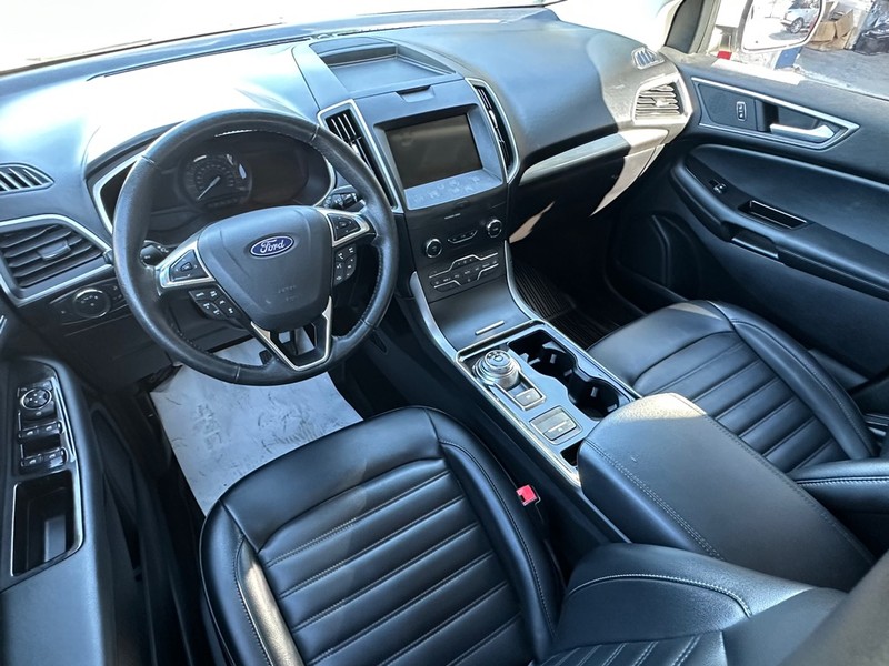 Ford Edge Vehicle Full-screen Gallery Image 15