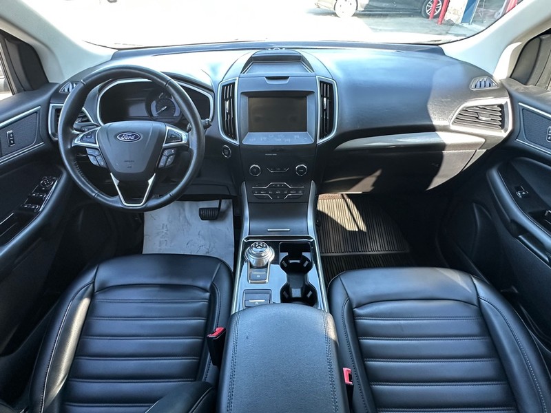 Ford Edge Vehicle Full-screen Gallery Image 16