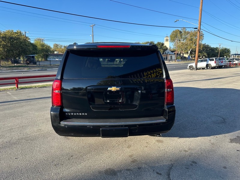 Chevrolet Suburban Vehicle Full-screen Gallery Image 04