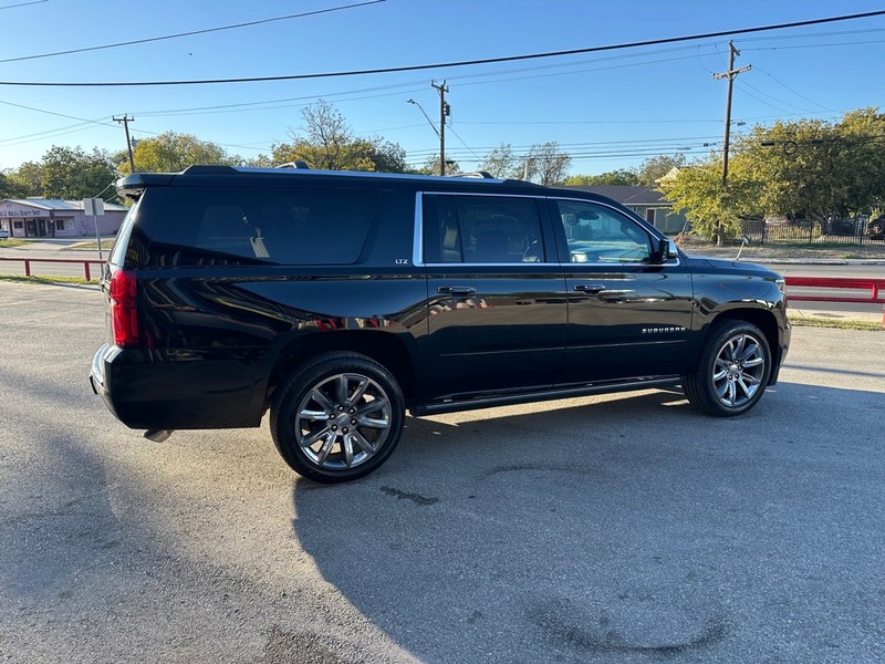 Chevrolet Suburban Vehicle Full-screen Gallery Image 05