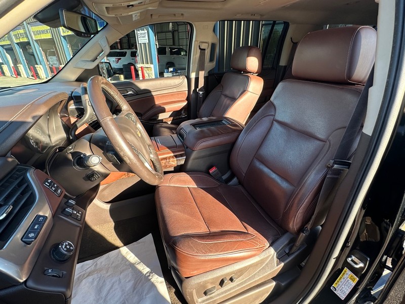 Chevrolet Suburban Vehicle Full-screen Gallery Image 10