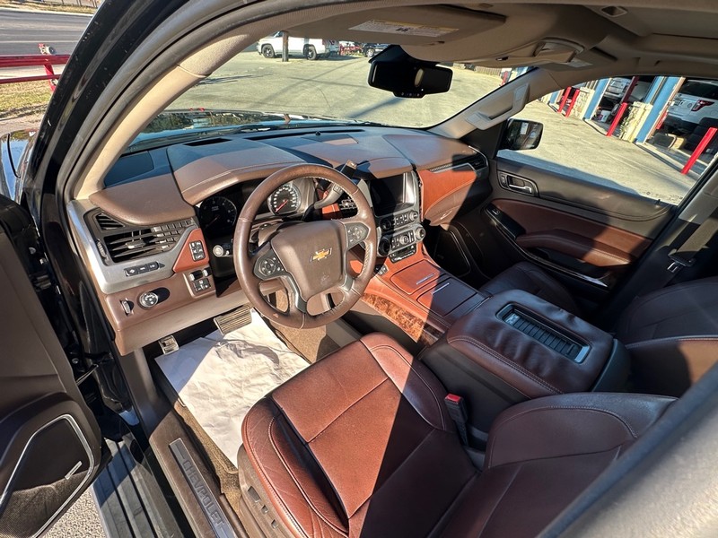 Chevrolet Suburban Vehicle Full-screen Gallery Image 11