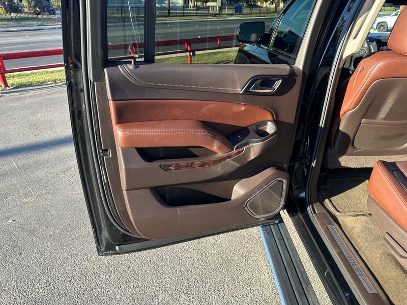 Chevrolet Suburban Vehicle Full-screen Gallery Image 12