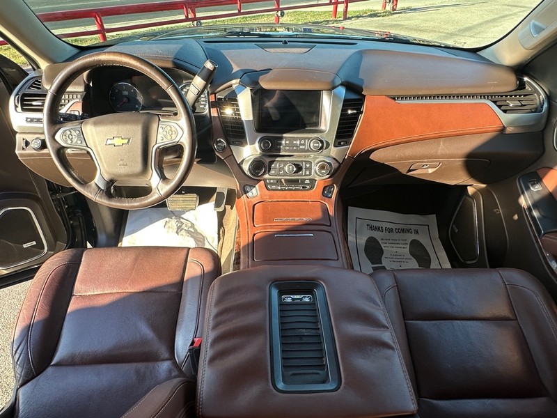 Chevrolet Suburban Vehicle Full-screen Gallery Image 14