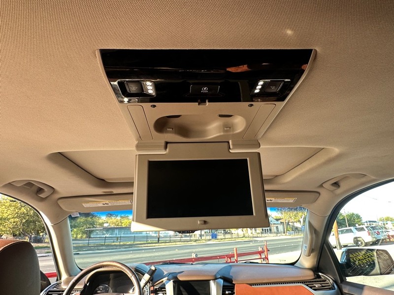 Chevrolet Suburban Vehicle Full-screen Gallery Image 15