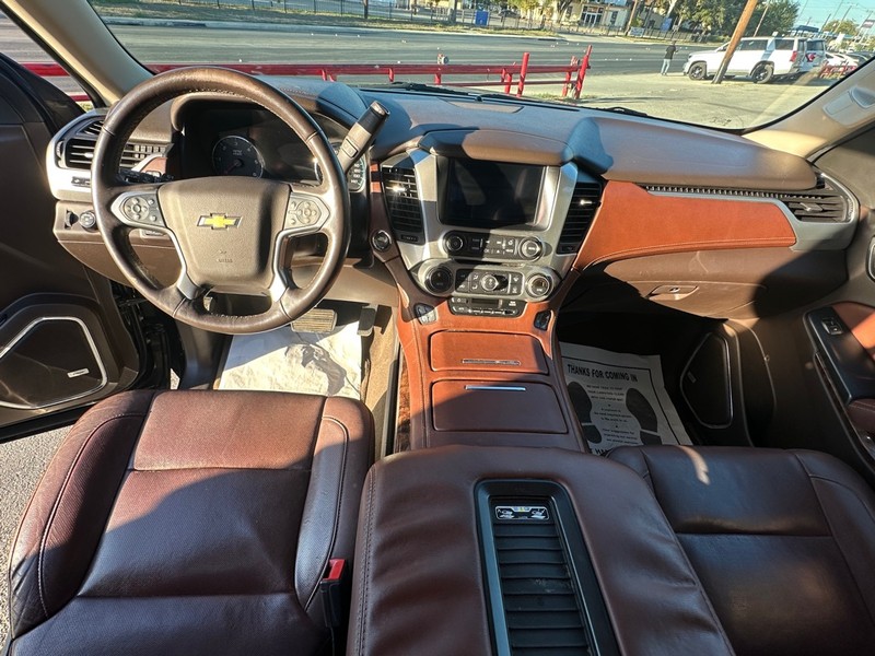 Chevrolet Suburban Vehicle Full-screen Gallery Image 17