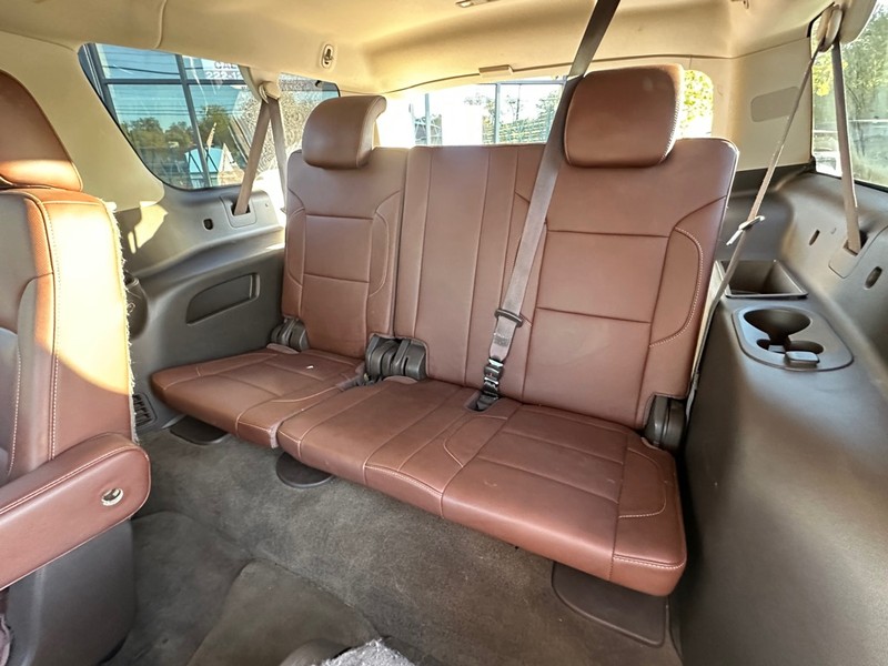 Chevrolet Suburban Vehicle Full-screen Gallery Image 18