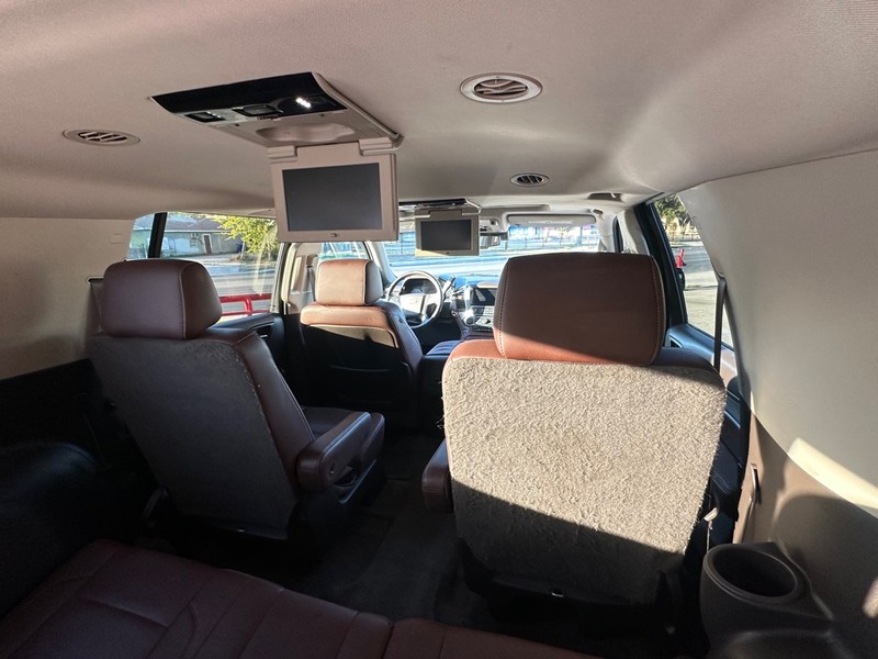 Chevrolet Suburban Vehicle Full-screen Gallery Image 19