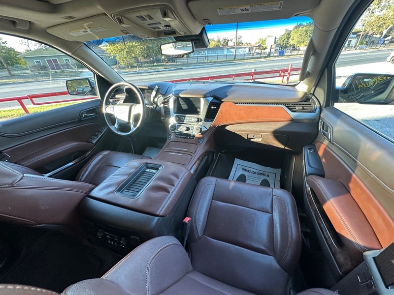 Chevrolet Suburban Vehicle Full-screen Gallery Image 21