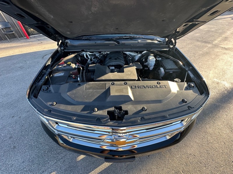 Chevrolet Suburban Vehicle Full-screen Gallery Image 22