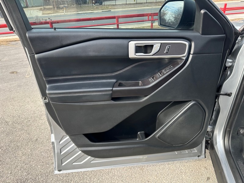 Ford Explorer Vehicle Full-screen Gallery Image 06