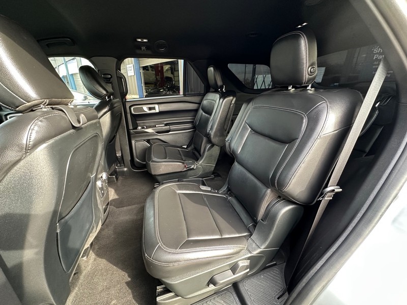 Ford Explorer Vehicle Full-screen Gallery Image 07