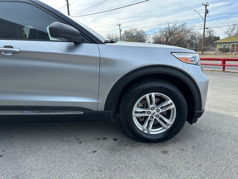 Ford Explorer Vehicle Full-screen Gallery Image 13