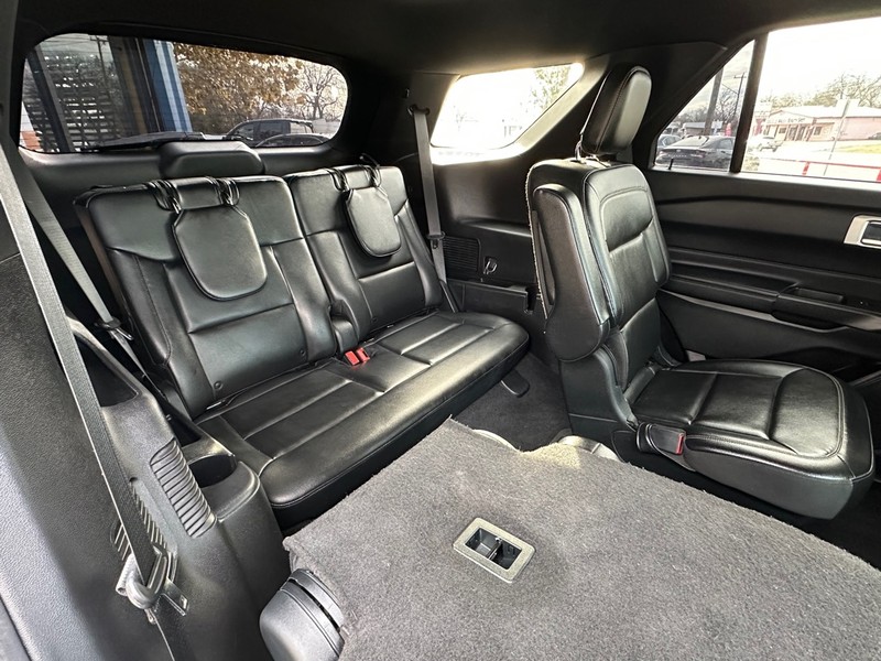 Ford Explorer Vehicle Full-screen Gallery Image 18