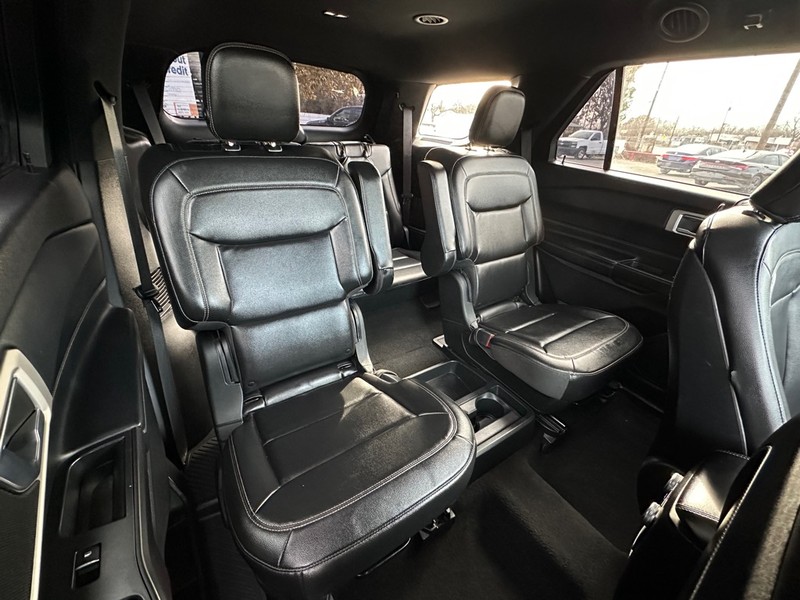 Ford Explorer Vehicle Full-screen Gallery Image 25