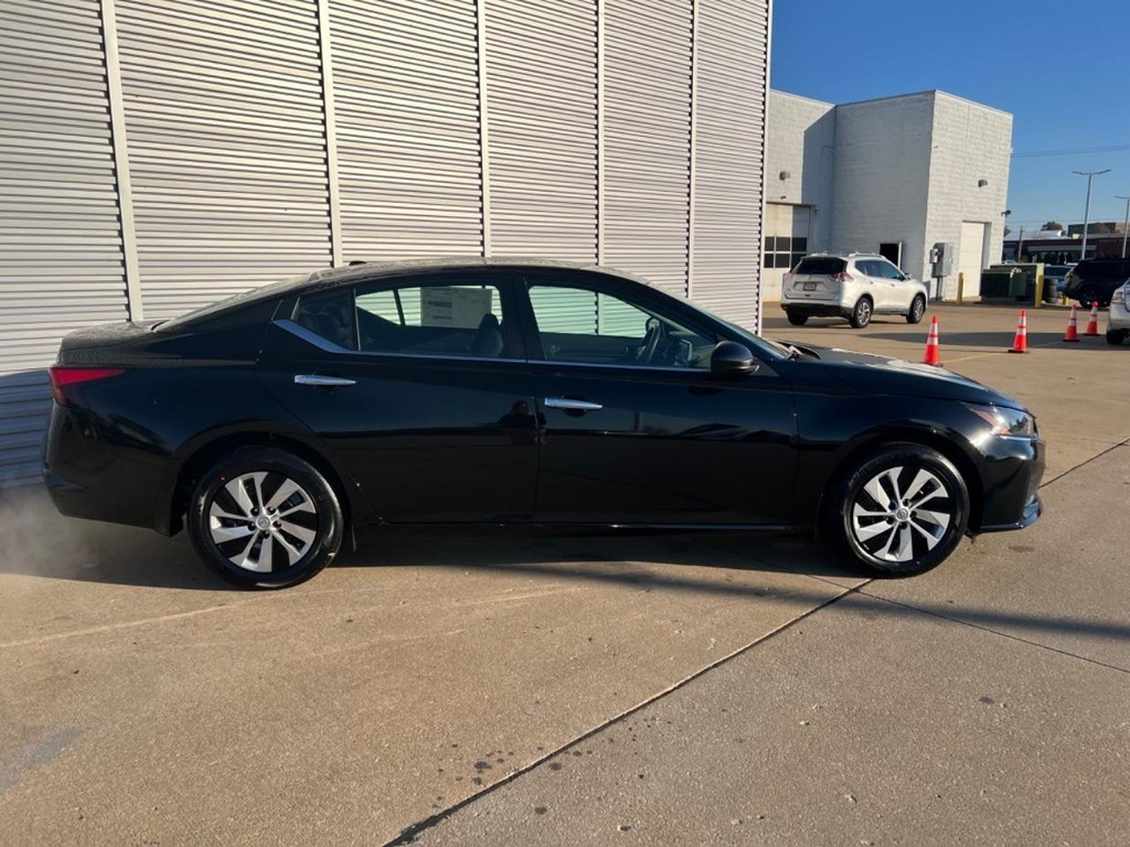 Nissan Altima Vehicle Full-screen Gallery Image 02