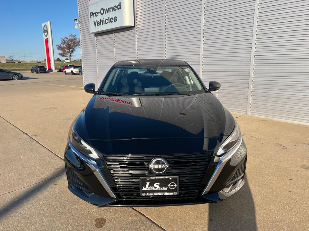 Nissan Altima Vehicle Full-screen Gallery Image 03