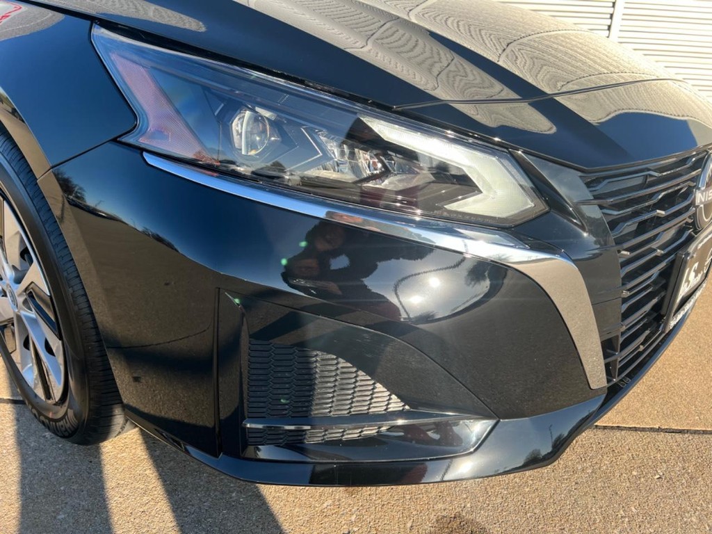 Nissan Altima Vehicle Full-screen Gallery Image 04