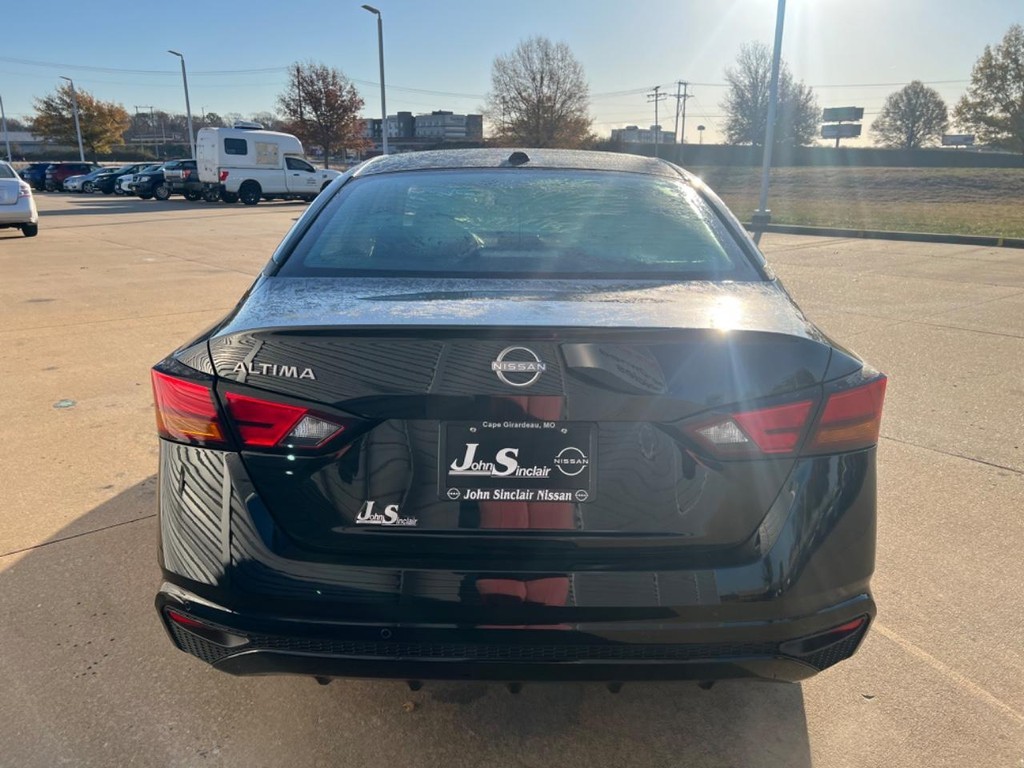 Nissan Altima Vehicle Full-screen Gallery Image 05